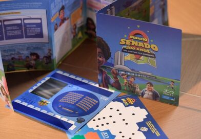 Kit para alunos do 5º ano é lançado no Plenário durante as comemorações do Bicentenário do Senado