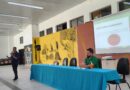 Lucas Aguiar media debate e presta atendimento técnico durante encontro na UFSB sobre Escola em Tempo Integral em Porto Seguro