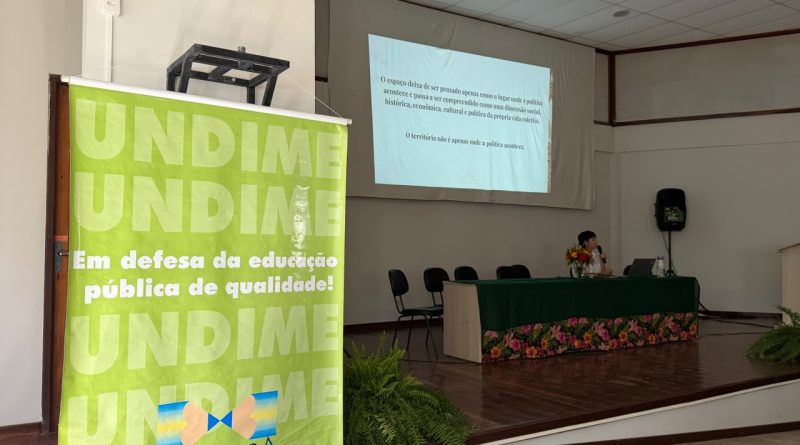 Professora Dra. Kalline Laira conduz palestra magna sobre educação municipal e territorialidade em Irecê