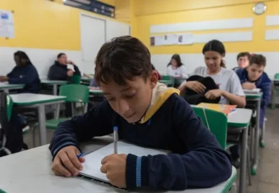 Europa revê uso de telas nas escolas e retoma livros, cadernos e escrita à mão