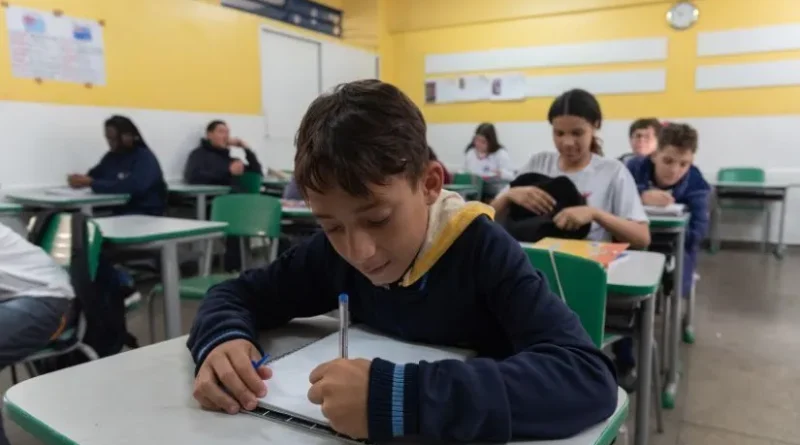 Europa revê uso de telas nas escolas e retoma livros, cadernos e escrita à mão